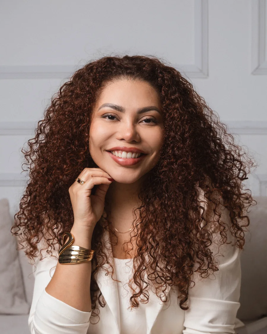 Dra. Ana Vitória Araújo sorrindo em retrato profissional